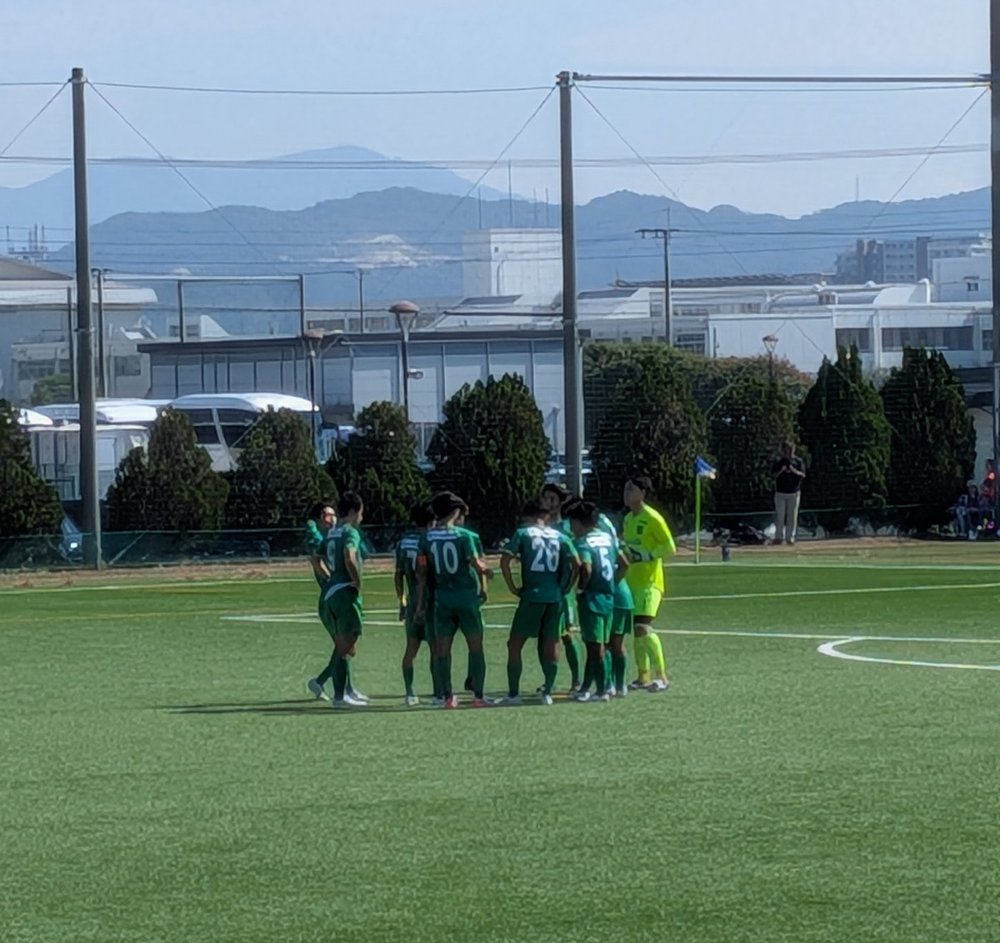 試合前に円陣を組む西南学院大学サッカー部の選手たち（田尻グリーンフィールド）