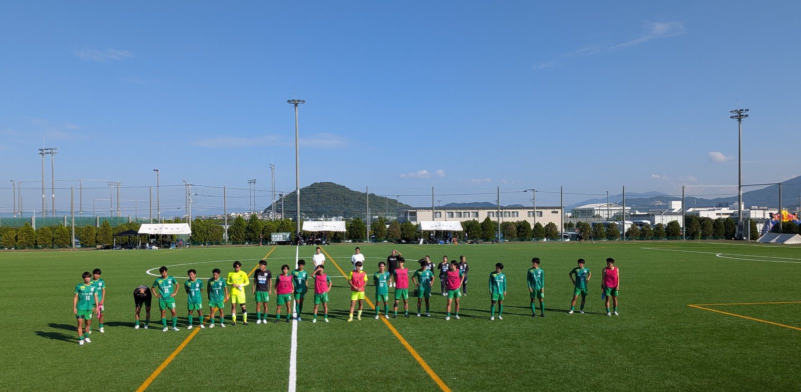 試合後、応援席へあいさつする西南学院大学サッカー部の選手たち