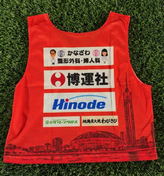 西南学院大学サッカー部のビブス(かなざわ整形外科・婦人科のロゴ入り)
