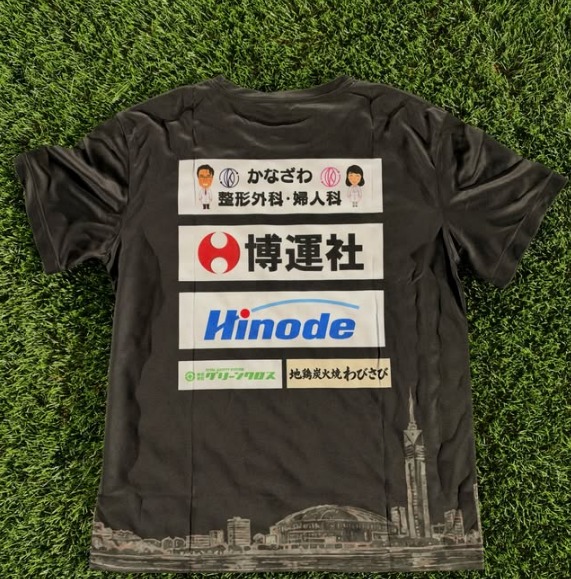 西南学院大学サッカー部のTシャツ(かなざわ整形外科・婦人科のロゴ入り)
